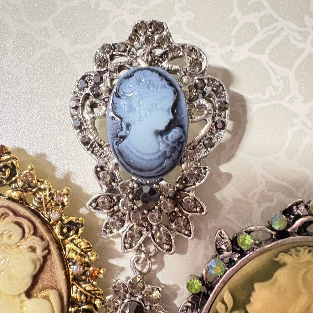 Elegant Cameo style Brooch Set with Gold and Silver tone Accents - Picture 4 of 5